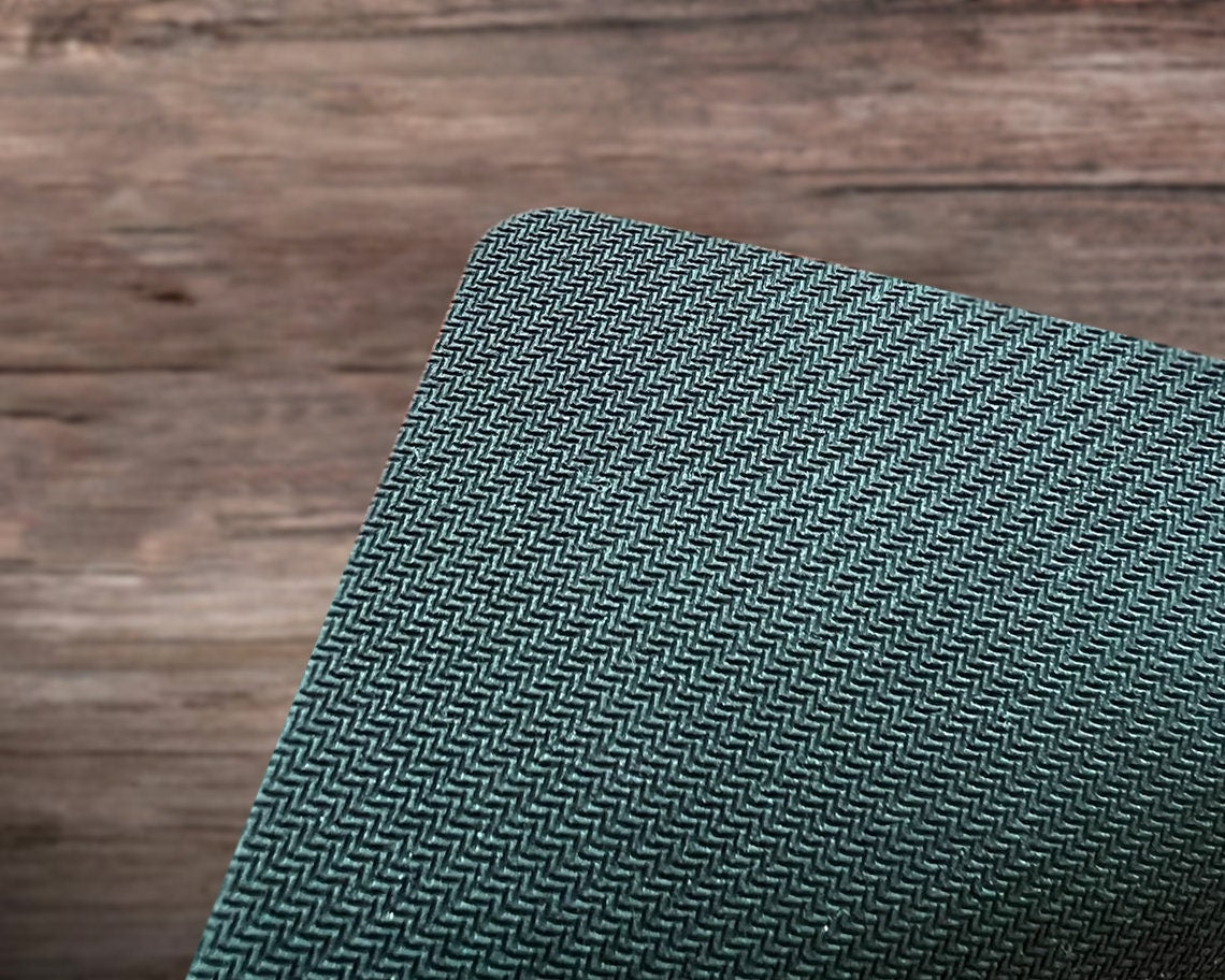 Tangled Forest  - MTG Spielmatte - 24 x 14 inches - MTG Geschenke - MTG Zubehör - Magie Tischmatte - Stitched Mat - Stitched Playmat